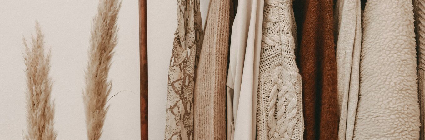 Deze basics mogen niet ontbreken in je capsule wardrobe