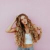 Krullen creëren zonder schade aan je haar? Probeer de heatless curl methode!